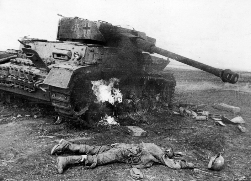 Горящий немецкий танк Pz. IV и убитый немецкий солдат