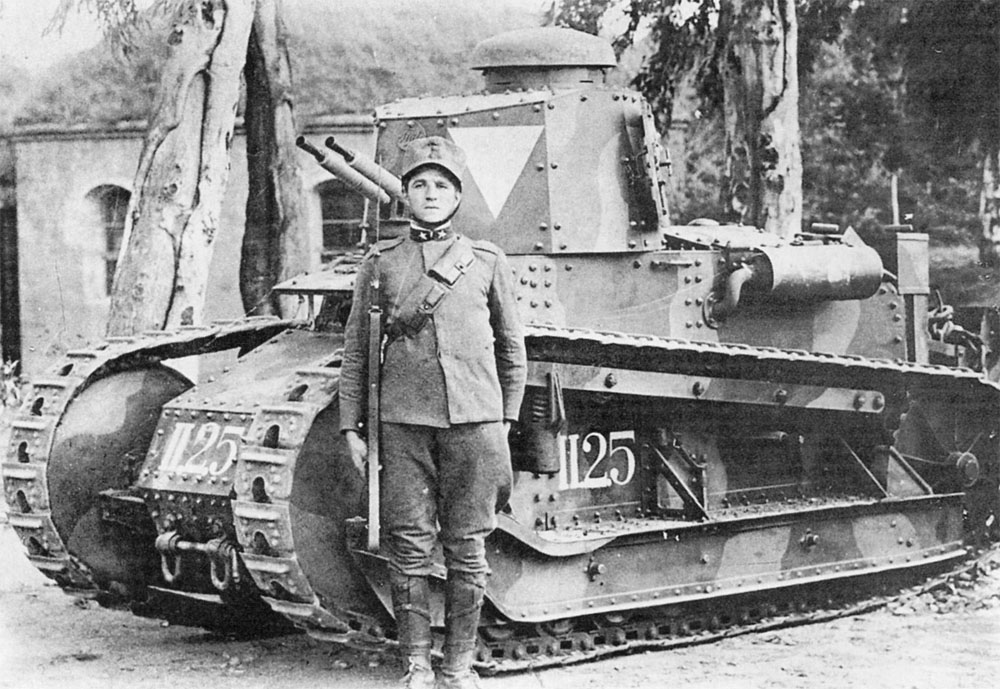 Итальянский танкист на фоне легкого танка FIAT-3000A в форте Тибуртино в Риме. 20-е годы