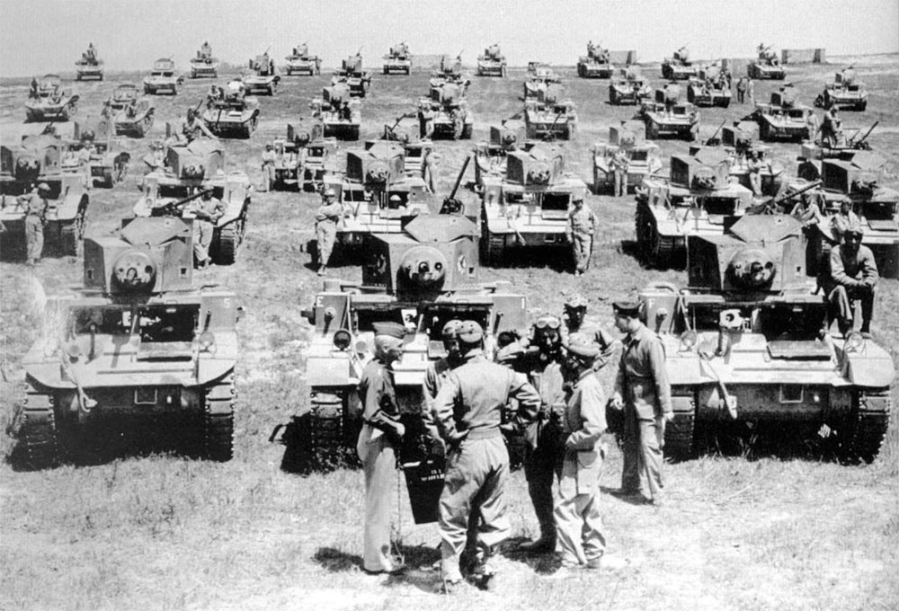 Легкие танки M2A4 1-й бронетанковой дивизии, сформированная на базе 7-й механизированной кавалерийской бригады на маневрах в мае 1940. На фото слева - генерал Эдна Чаффи