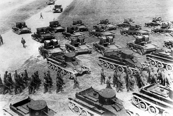 1-я механизированная бригада на тактических занятиях. Танки БТ-2 и двухбашенные Т-26. 1932 г.